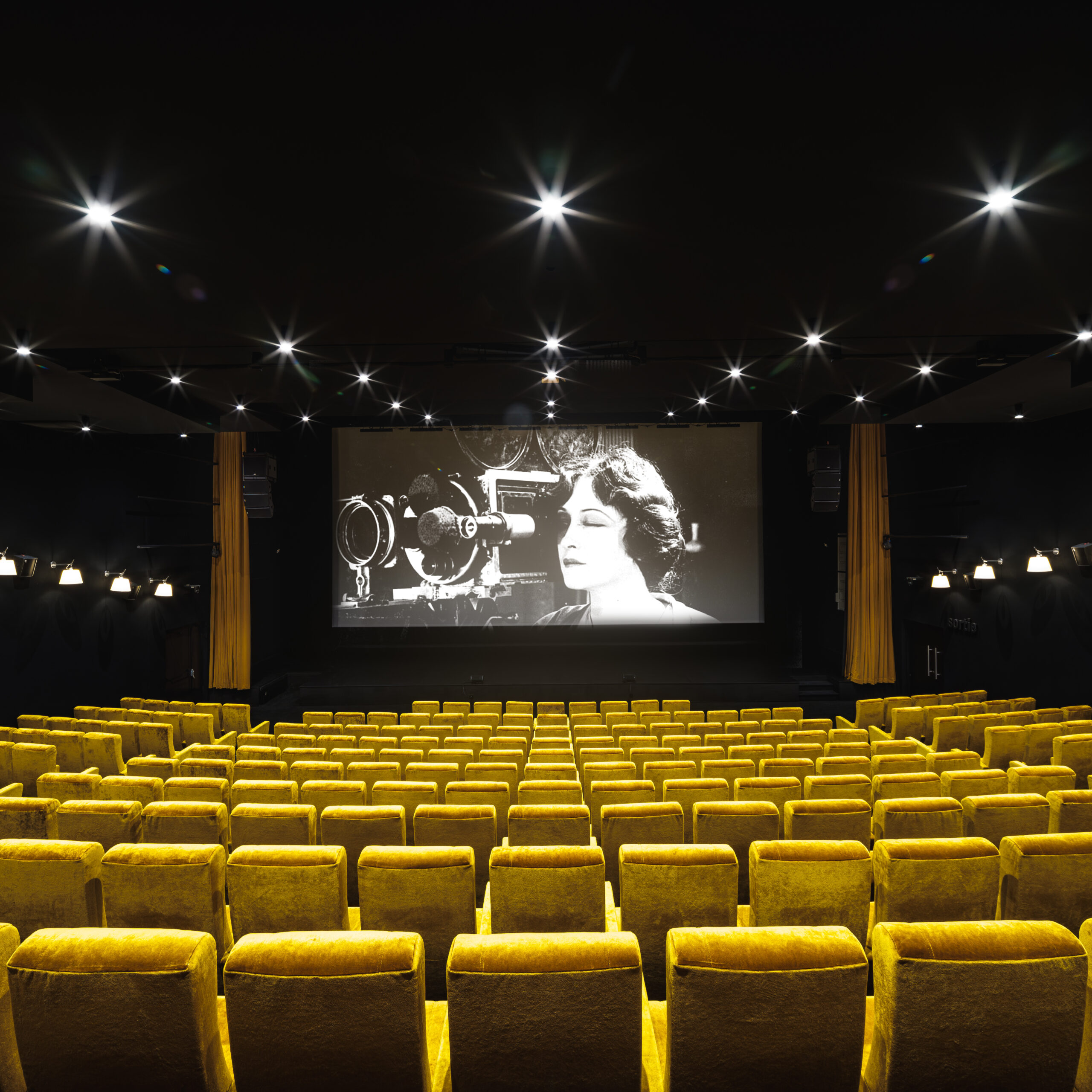 Salle de cinéma du nouveau cinéma Alice Guy à Bobigny par l'agence Hérault Arnod Architectures