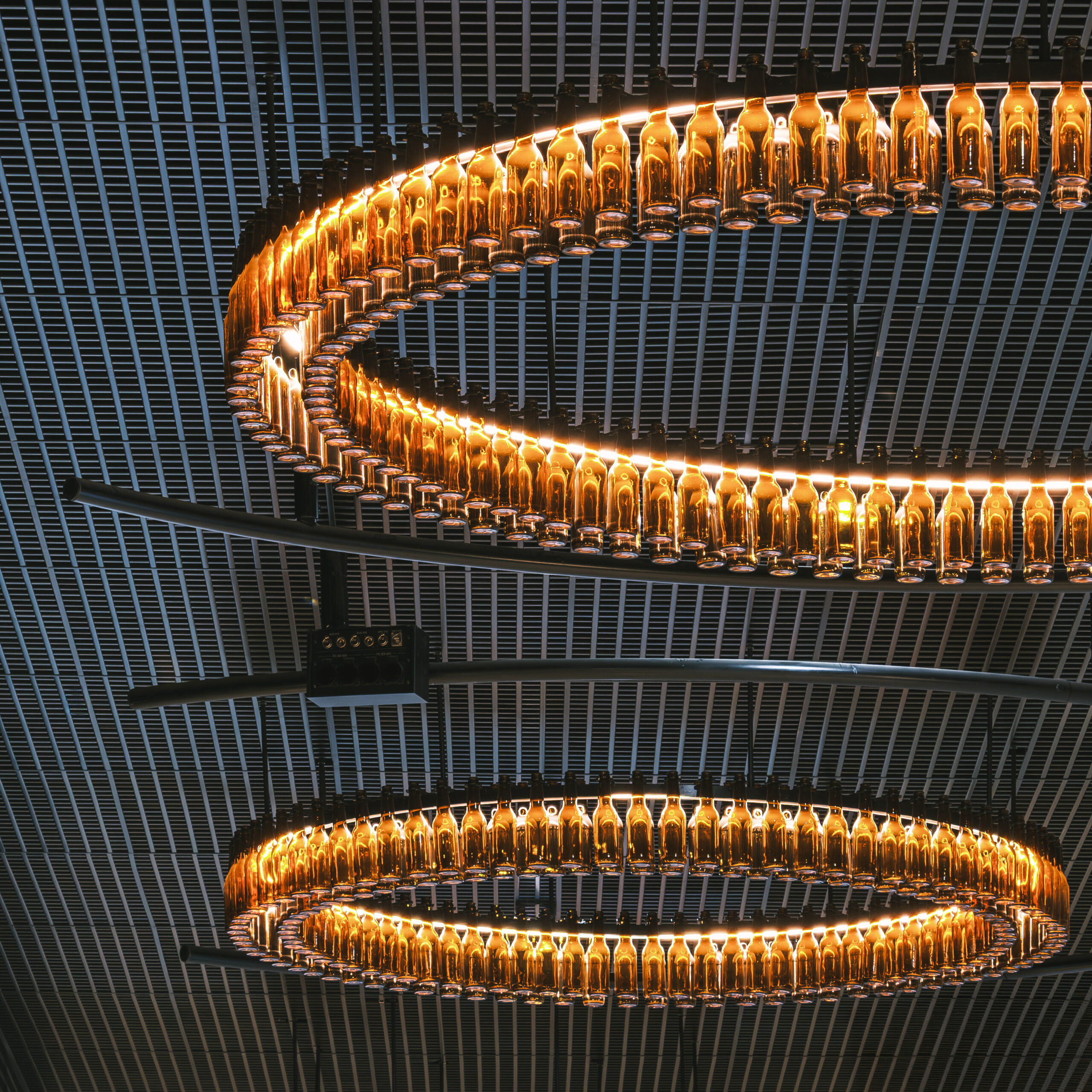 détails lustres verreries recyclées cinéma Alice Guy à Bobigny par l'agence Hérault Arnod Architectures