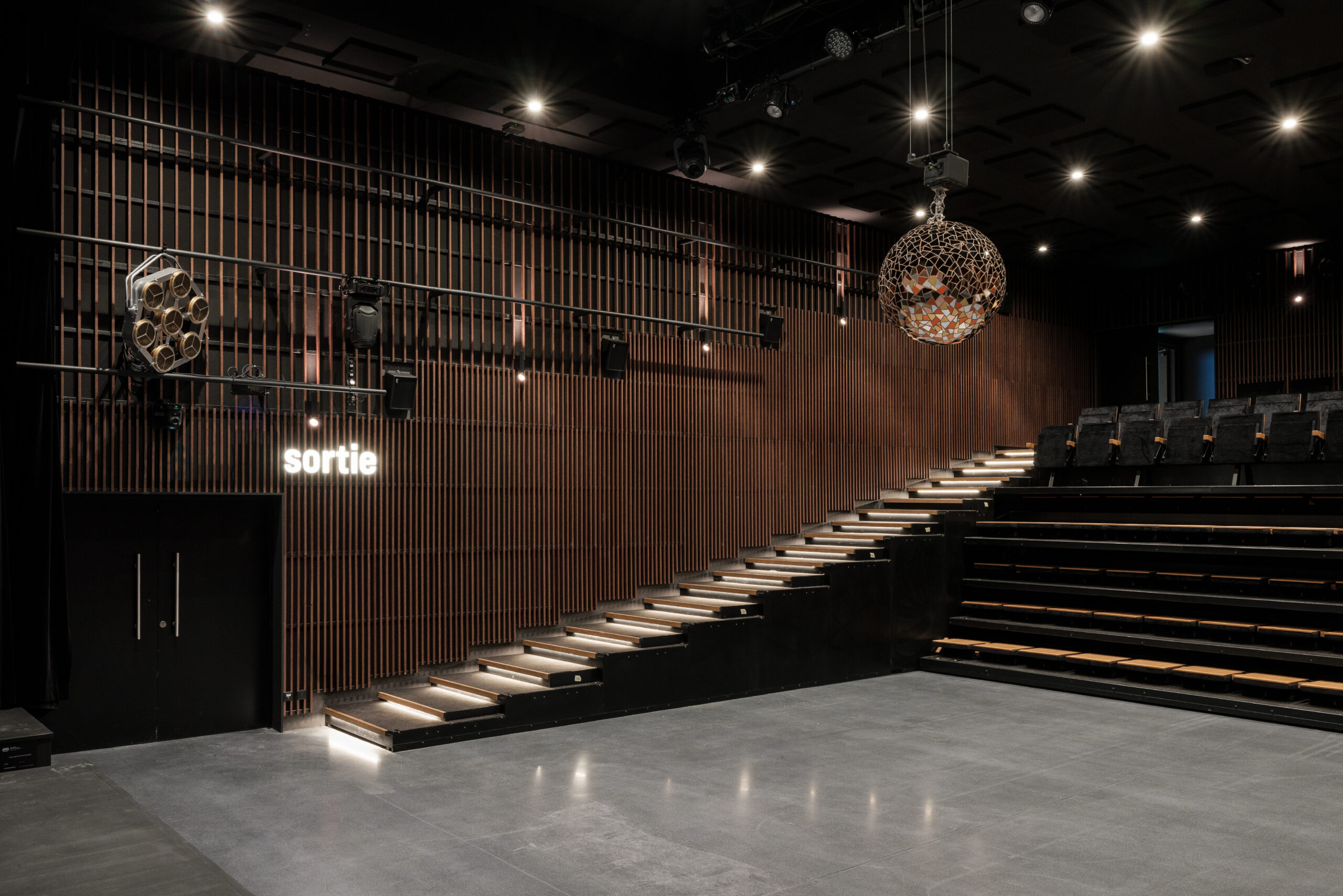 Salle polyvalente modulable cinéma Alice Guy à Bobigny par l'agence Hérault Arnod Architectures